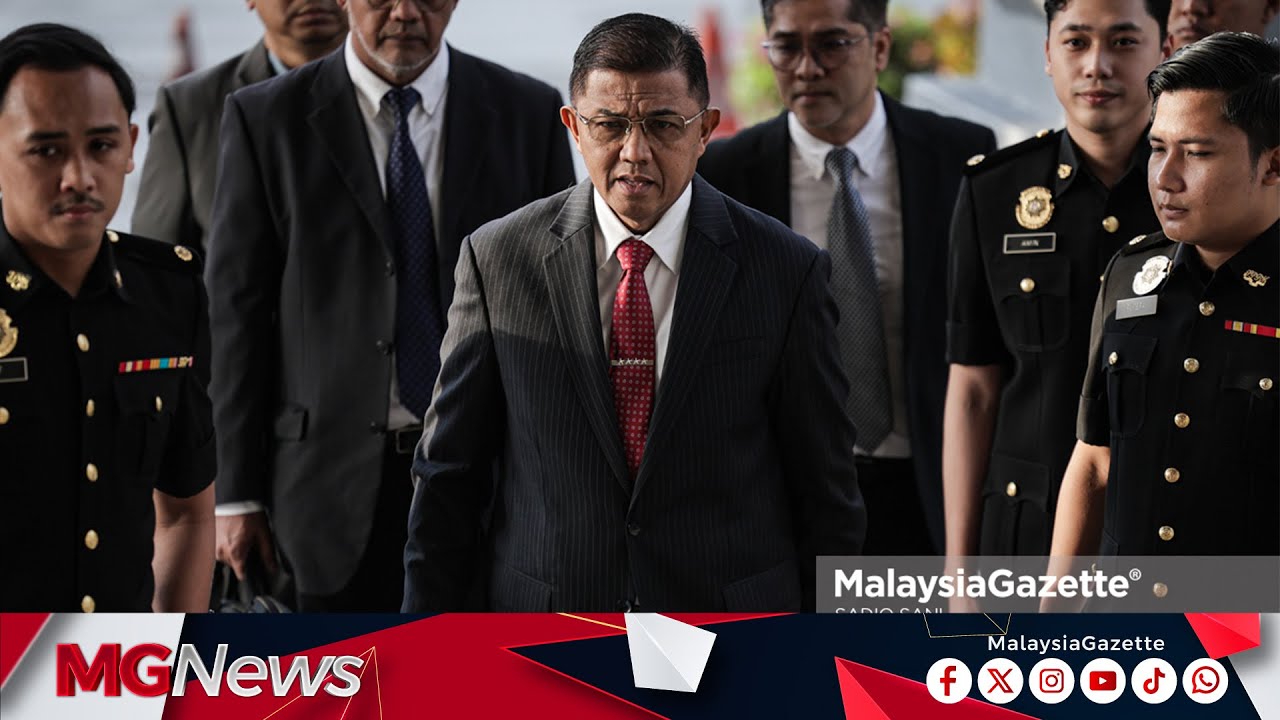 Bertongkat, Bersut Hitam: Bekas PAT Mohd Nizam Tenang Hadir Di Mahkamah