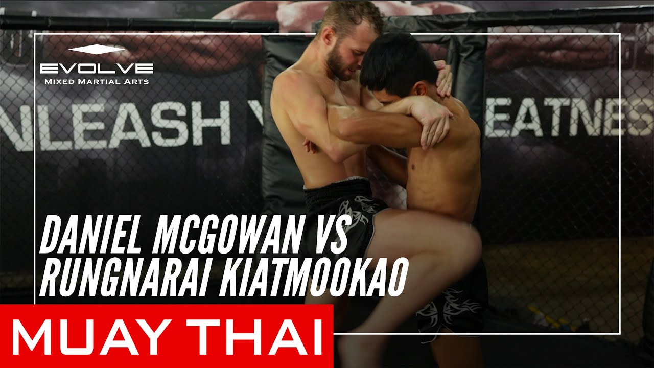 Muay Thai Clinch Wars | Rungnarai vs McGowan