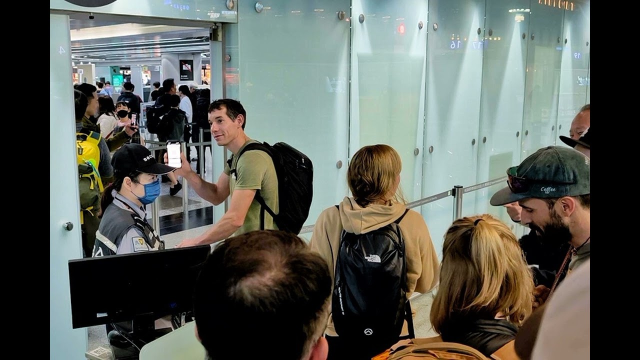 Alex Honnold’s free solo of Taipei 101 stuns viewers, earns praise from Taiwan leaders