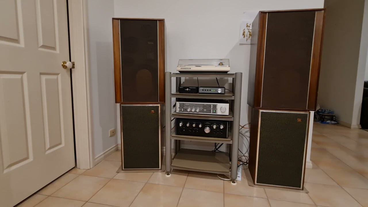 Wharfedale Dovedale W2:  Besame Mucho (Dean Martin)