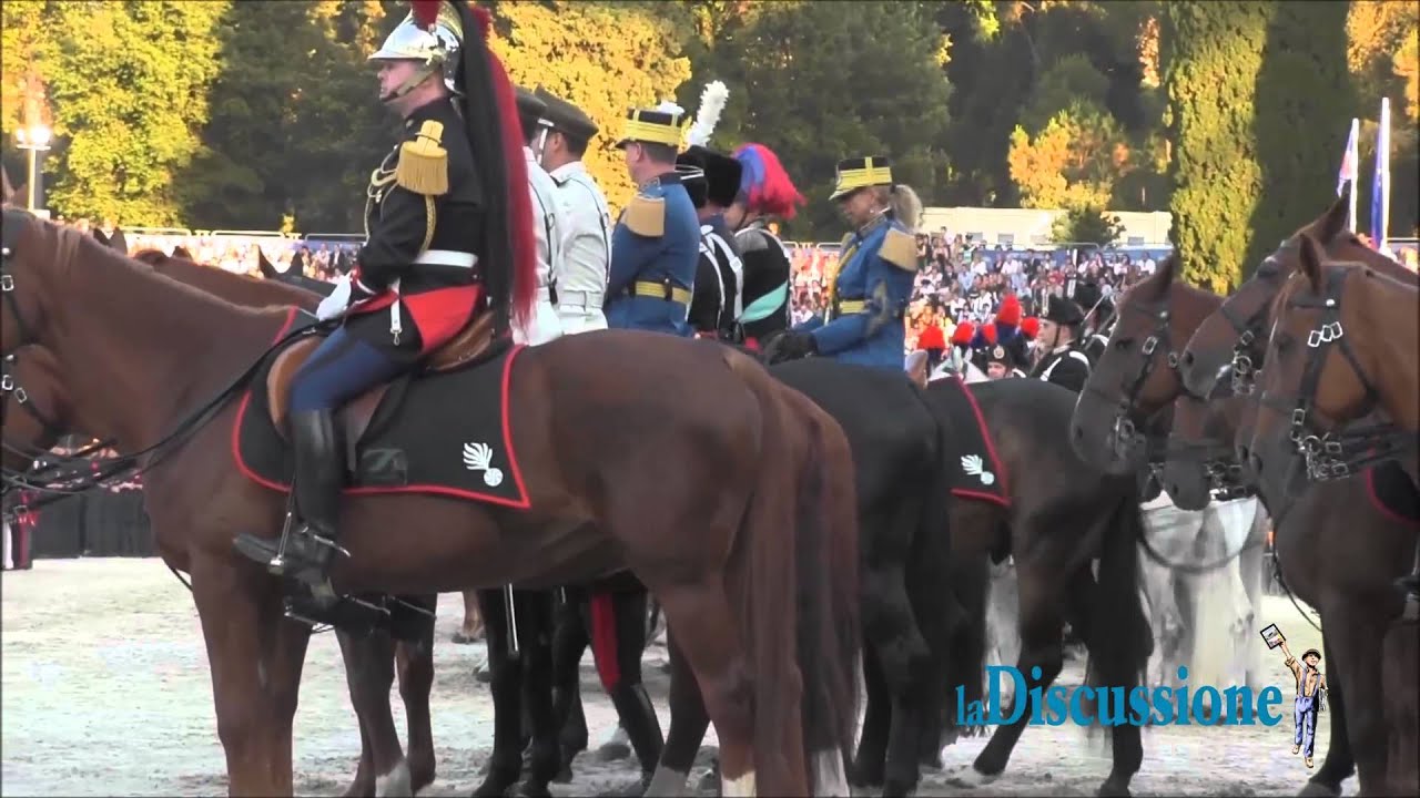 DIVERTENTE: cavallo imbizzarrito durante la festa dei Carabinieri!