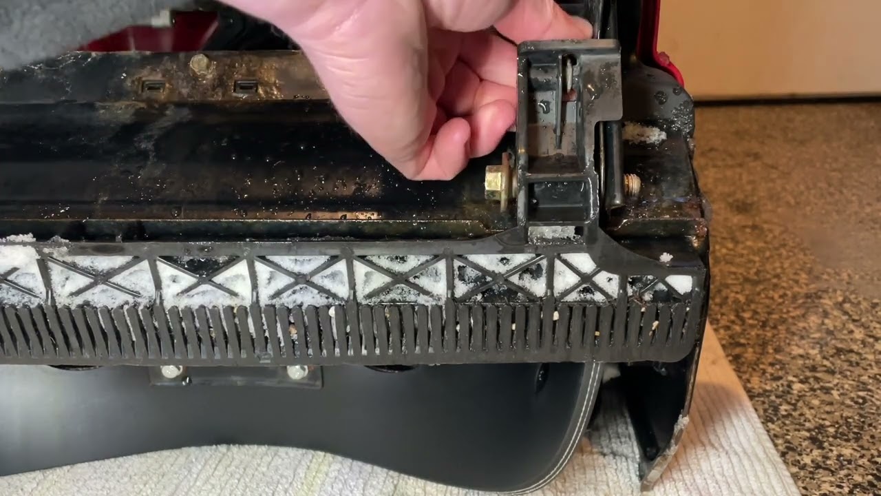 Замена скребка Toro Power Clear 621 QZE