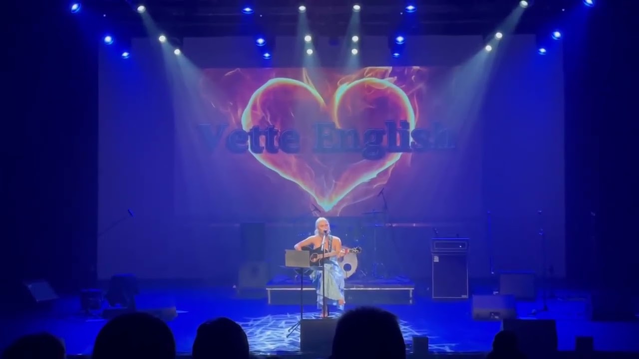 Vette English - Performing at Bundy Live
