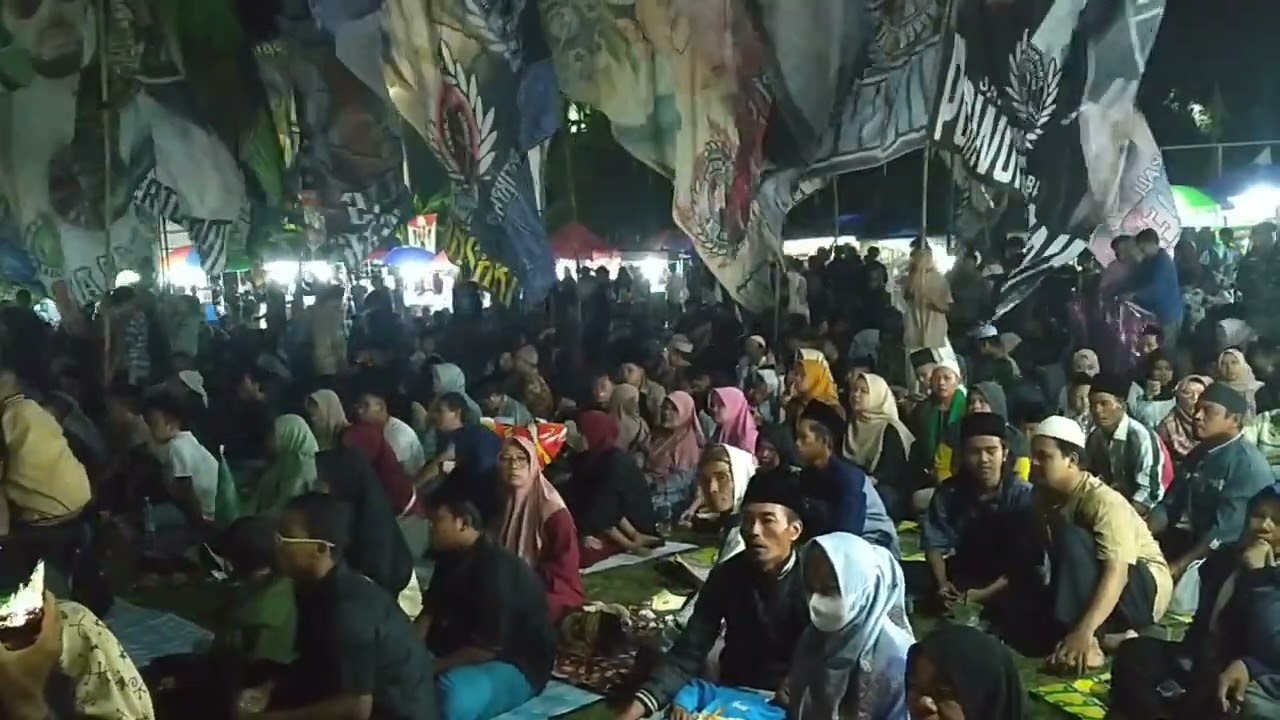 indahnya ke bersamaan sholawatan dilapangan pangebatan karanglewas.