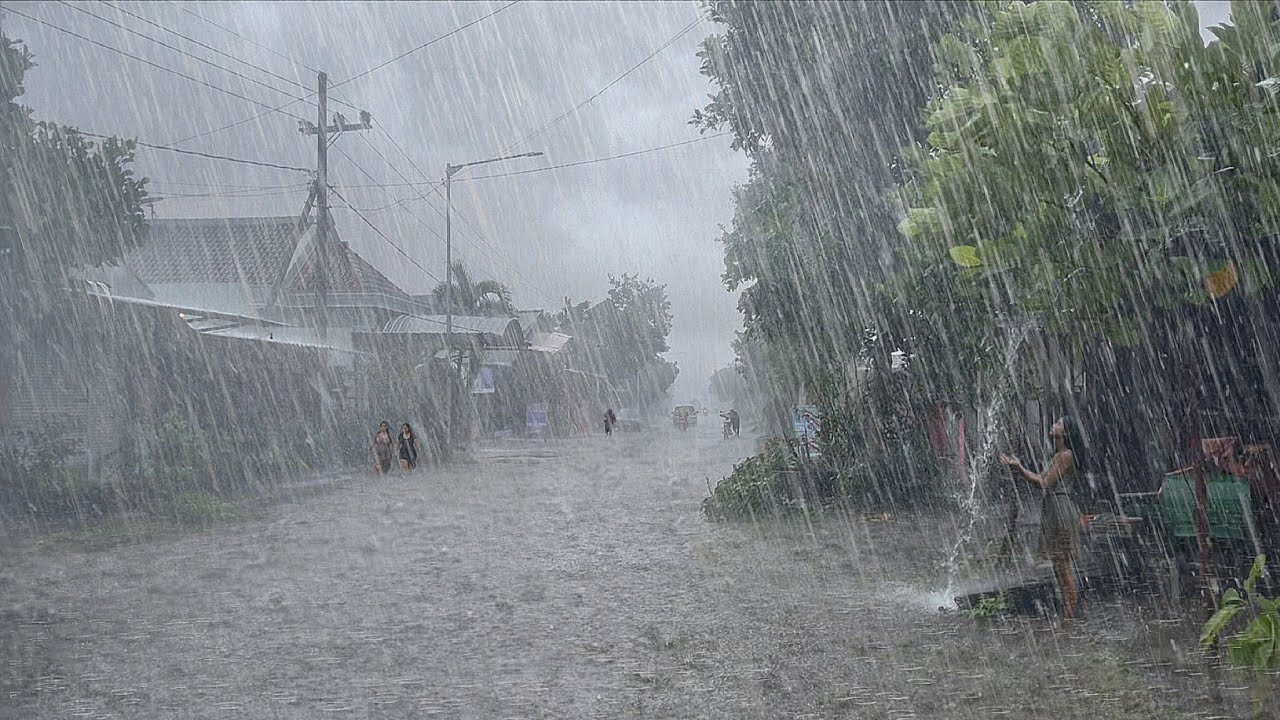 The biggest rainstorm in history in the village, rainstorm with extreme strong winds and lightning