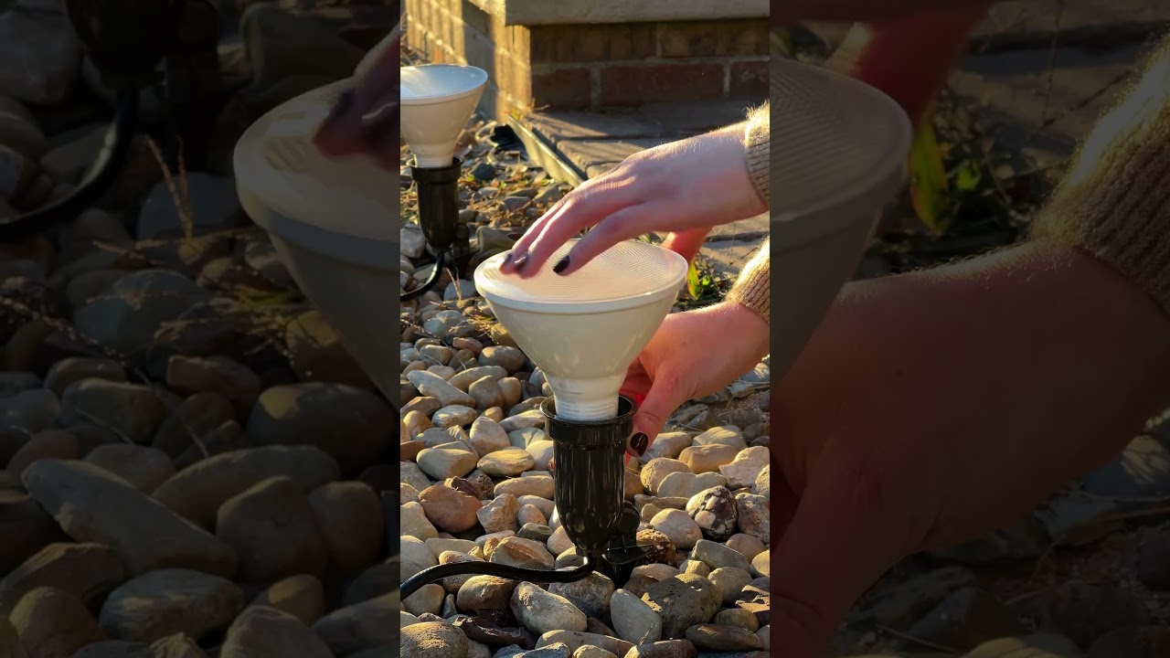 Create a Front Porch That's Holiday-Ready #holidaydecor #holidayready #outdoorlighting