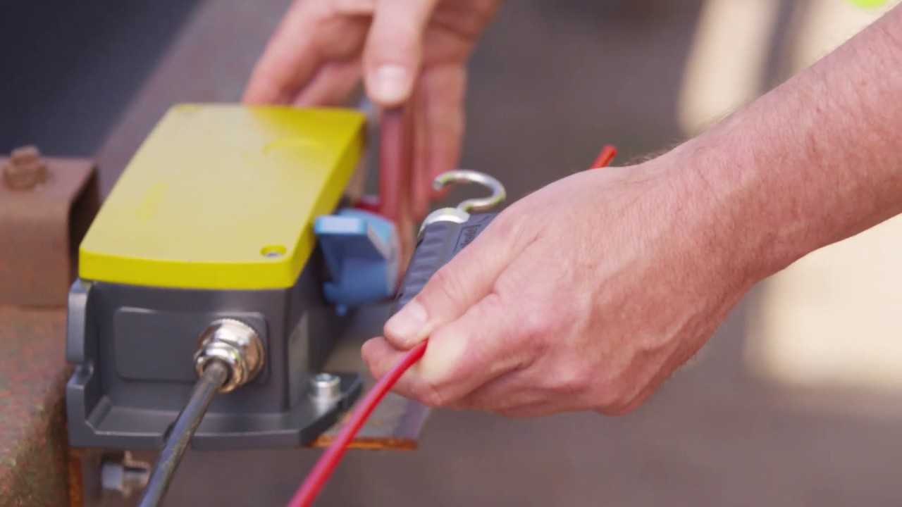 Installation of emergency pull-wire switch ZS 92 S // steute Extreme