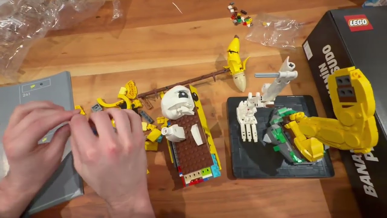 Unboxing and construction of LEGO Fortnite Peely Bone!
