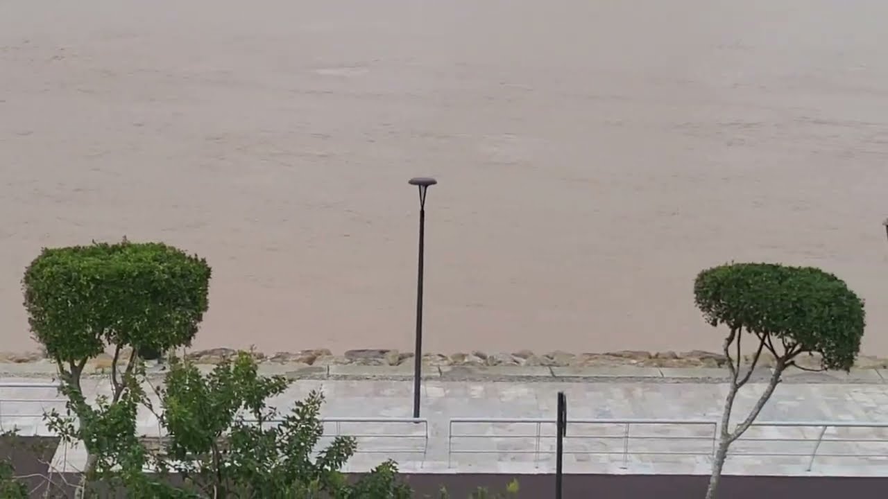 السيول تغمر واد أبي رقراق في العاصمة المغربية 😱منظر يخطف الأنظار