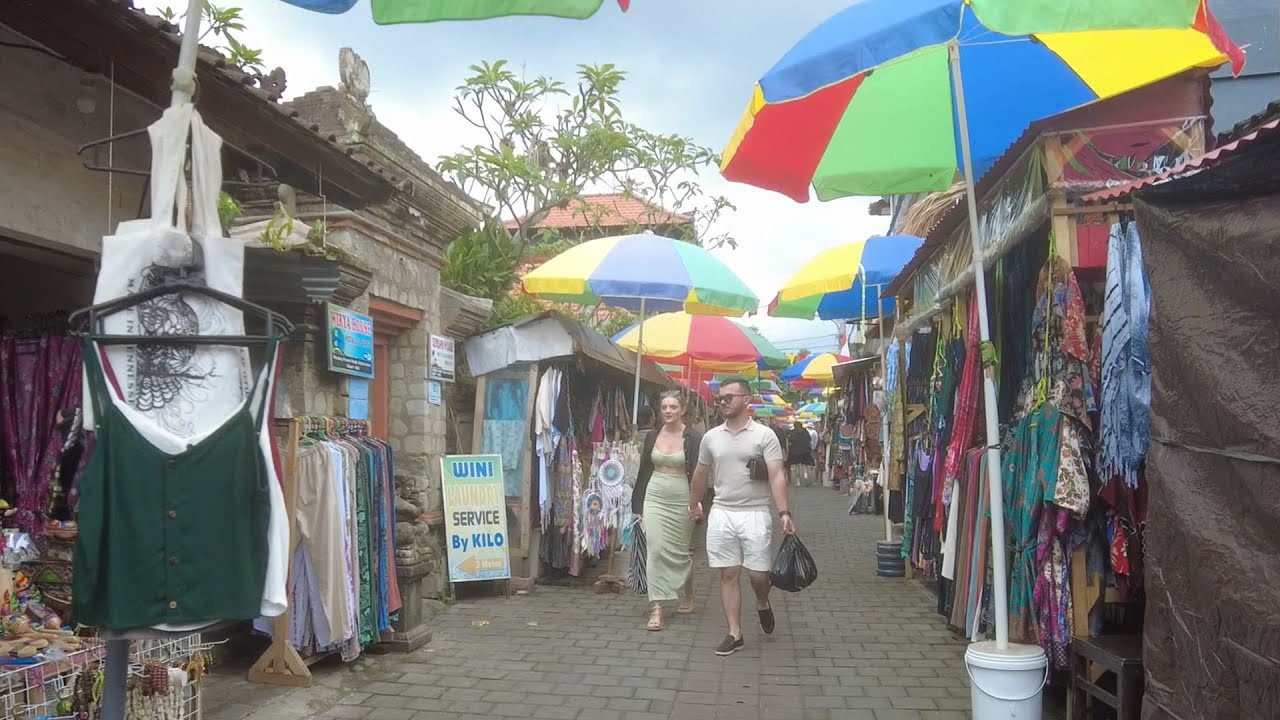 Walking around the busy streets of Ubud