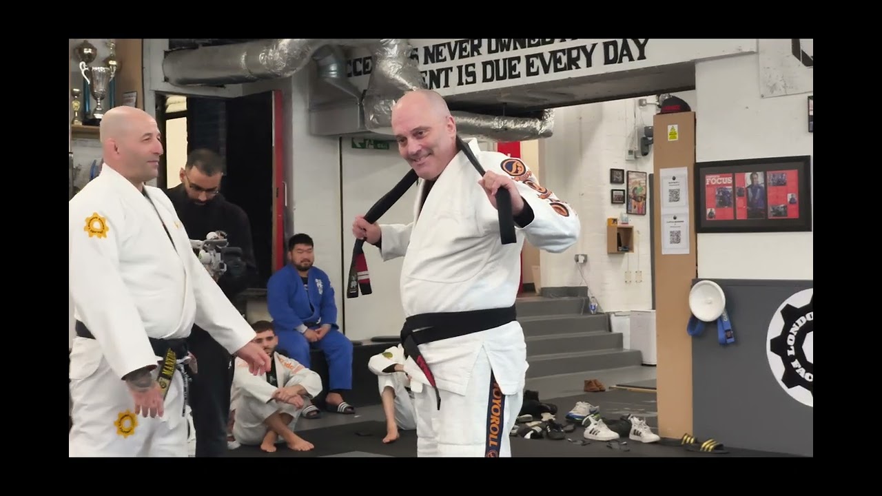 Graduacion en London Fight Factory! Profesor Carl Fisher recibe su tercer stripe