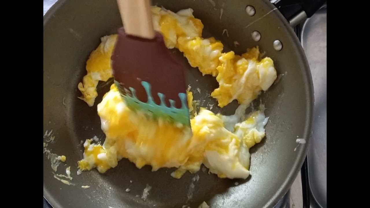 Cuscuz com ovos na frigideira