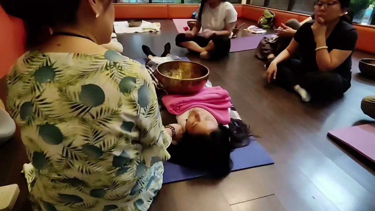 《頌缽教學｜心輪與喉輪怎麼敲？正確放缽位置＋毛巾輔助技巧教你做》