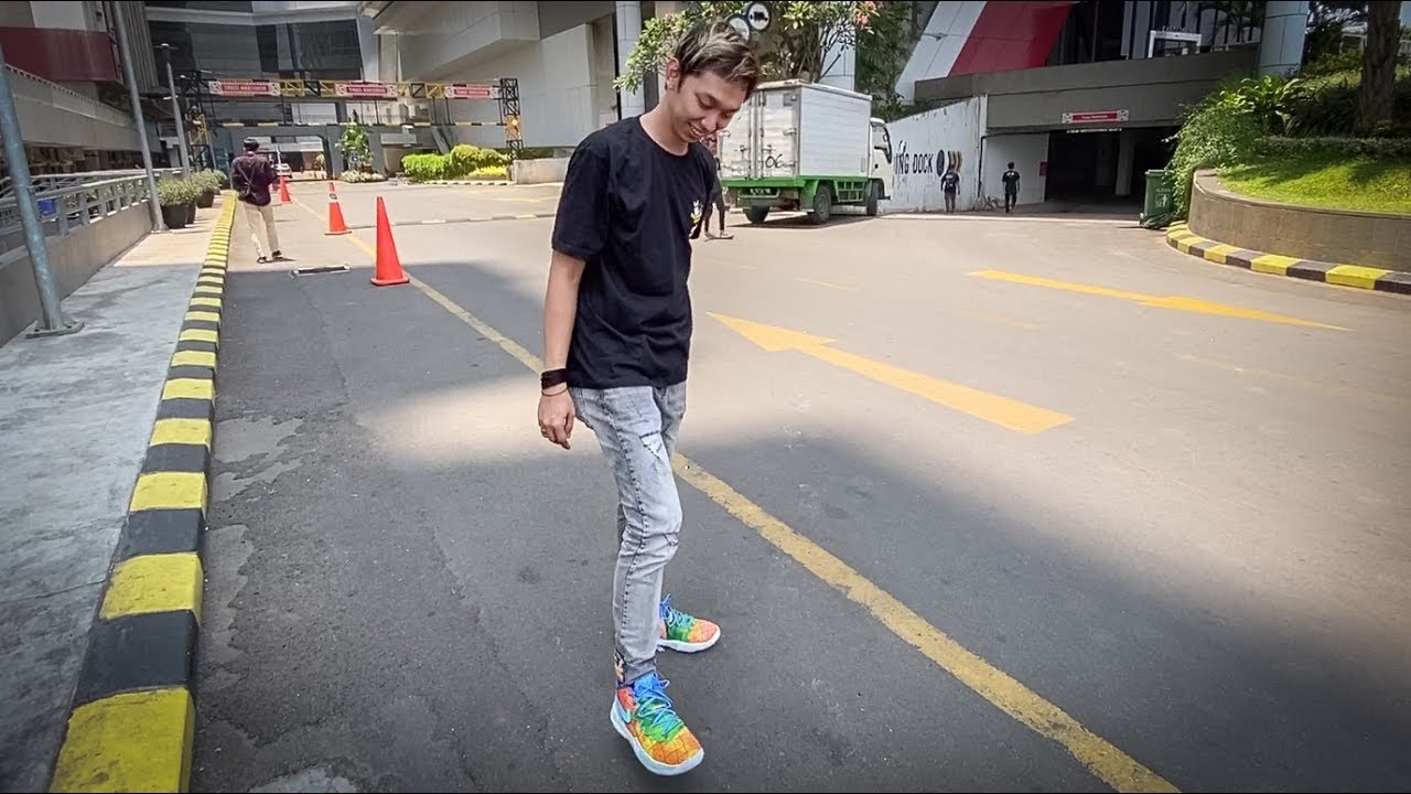 Sepatu Basket Dipake Jalan Pantes Gak Sih? | Unboxing Kyrie 5 Pineapple House