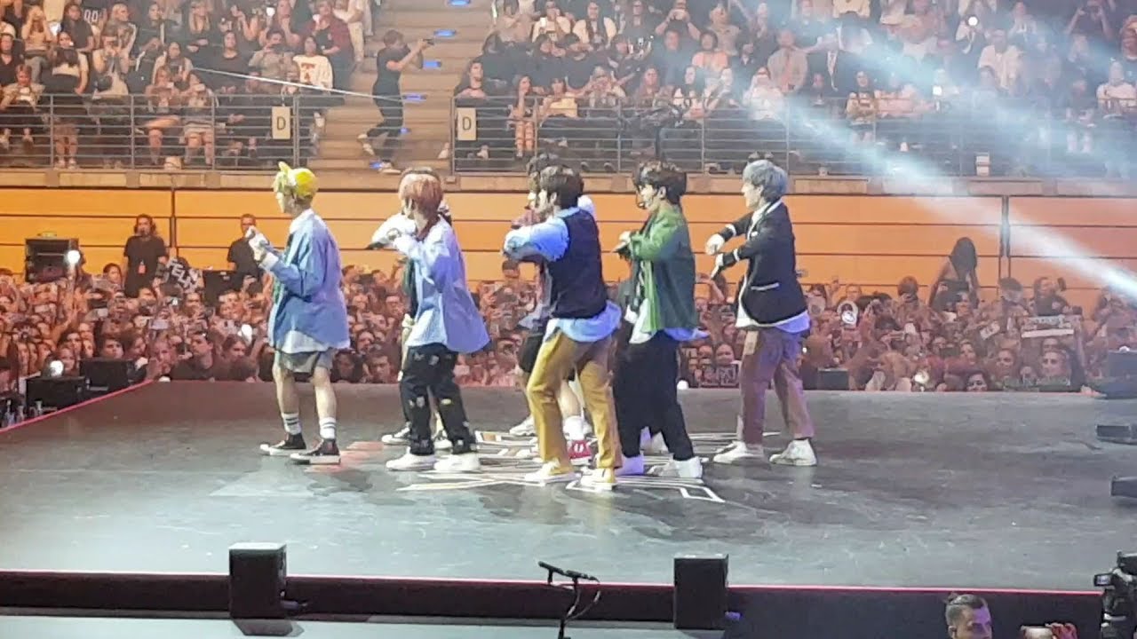 KBS Music Bank Berlin - Stray Kids (스트레이 키즈) - Happy  Song (Boney M.) Cover - Side View Fancam