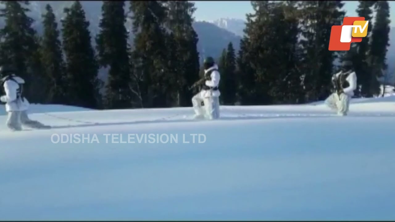 Watch- Indian Army Patrols In Heavy Snow In Baramulla (J&K)