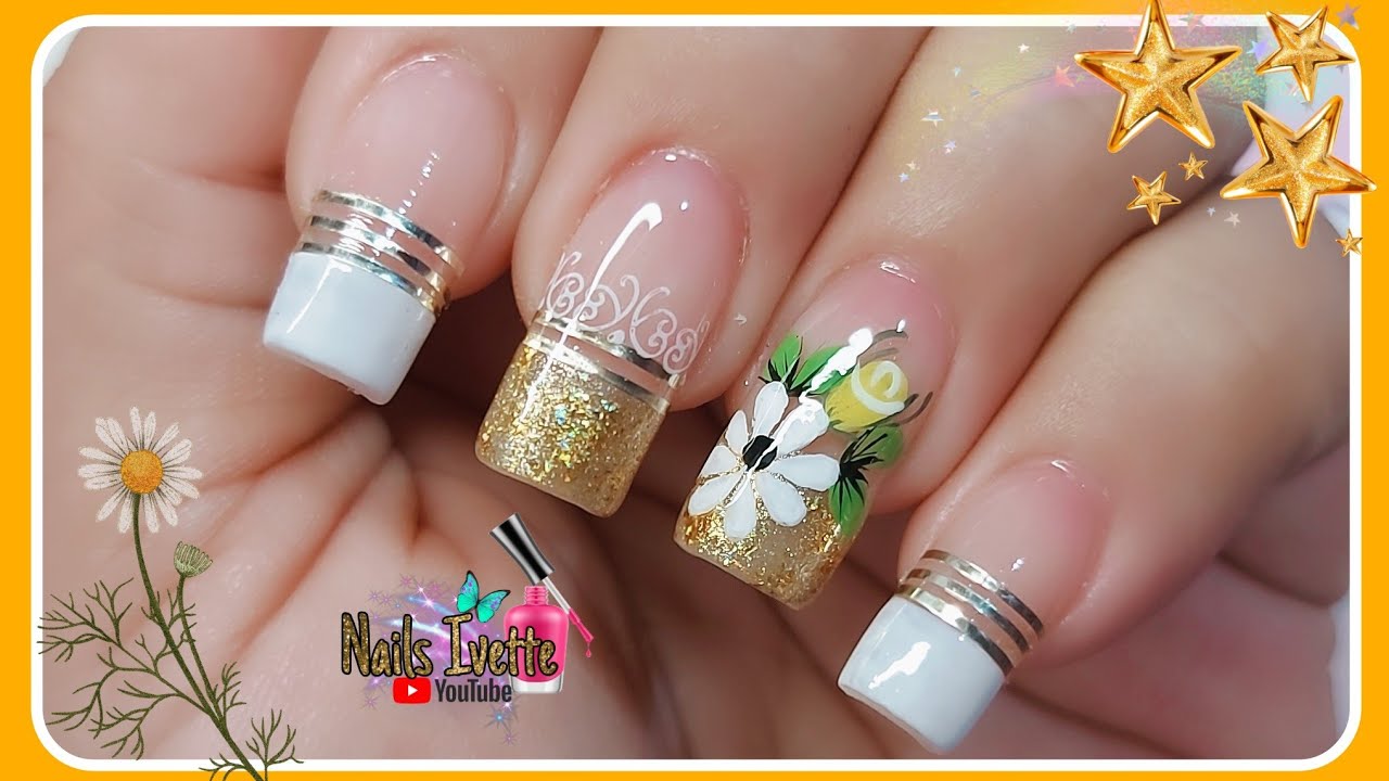 Uñas decoradas en dorado con francés blanco, cintas doradas, estamping y diseño a mano alzada / Nail