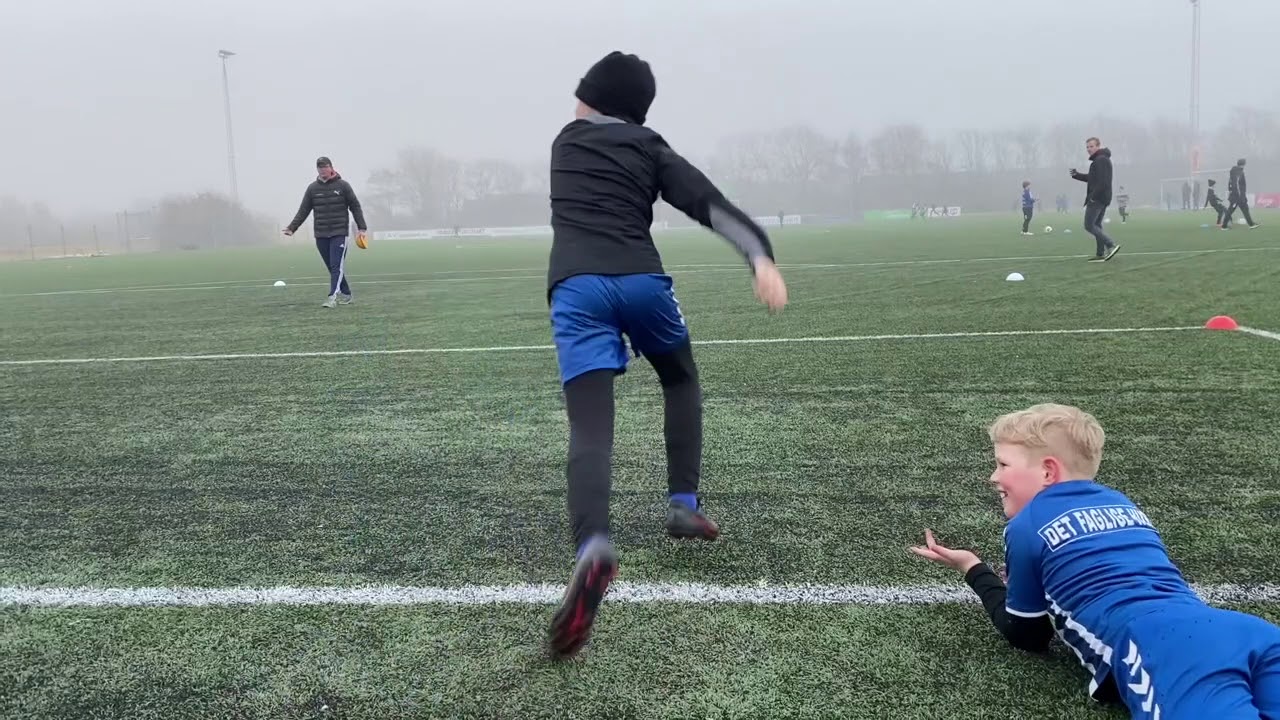 Fodbolden ruller igen
