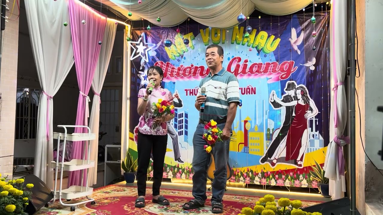 Bên cầu dệt lụa- anh chị Hiếu 