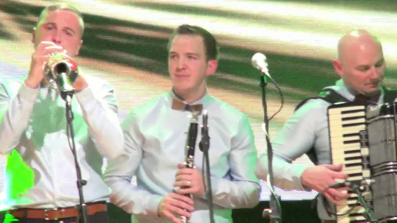 Ansambel Petka & Mojca Bitenc-Sinje morje, bela jadra (v živo)
