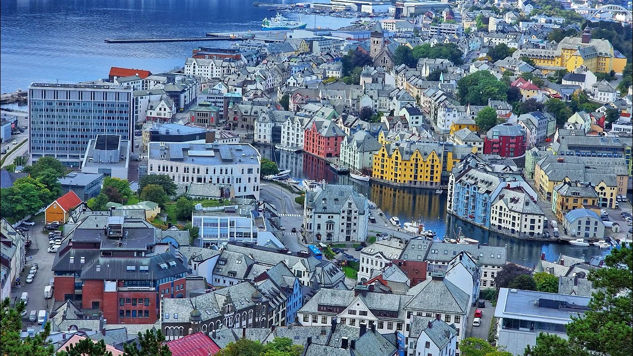 &Aring;LESUND miasto na kilku wyspach... #&aring;lesund #alesund #fiordy #podr&oacute;że #travel #norwegia #norway