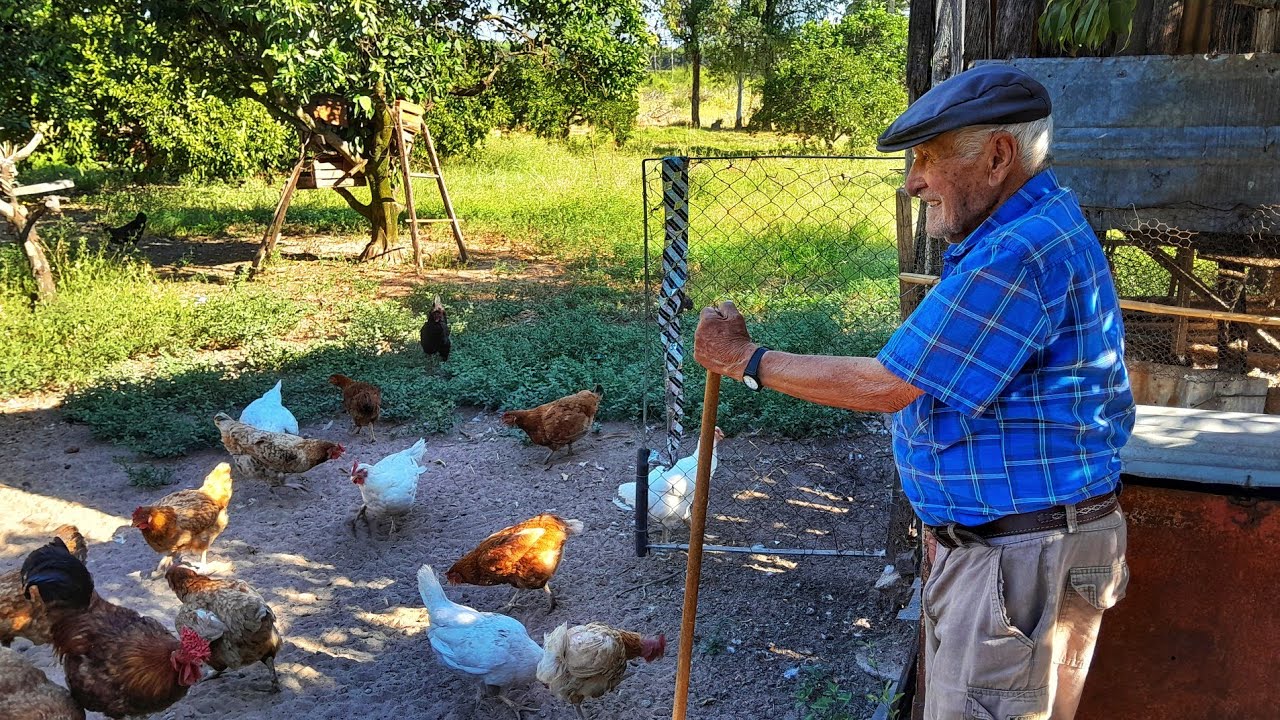 Con 90 años vive SOLO entre 2 RÍOS | Cocina a LEÑA cría ANIMALES y NADIE lo saca de ACÁ | Corrientes