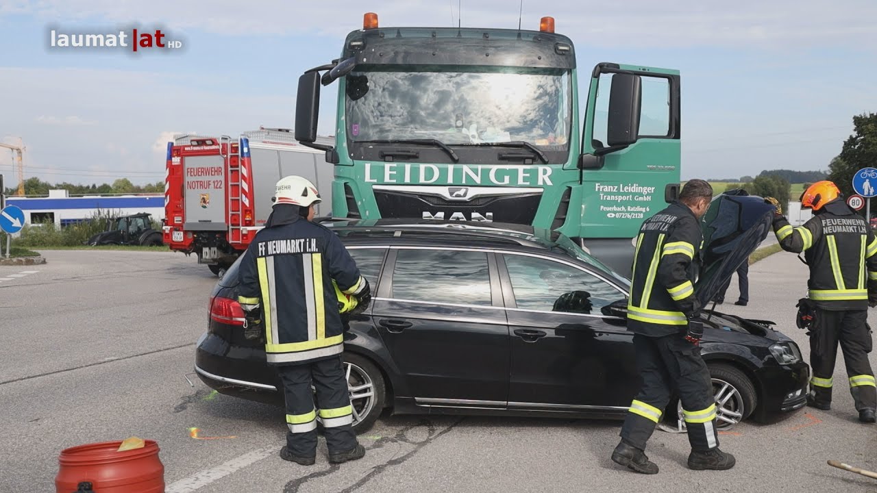 Schwerer Crash zwischen PKW und LKW auf Innviertler Straße in Neumarkt im Hausruckkreis