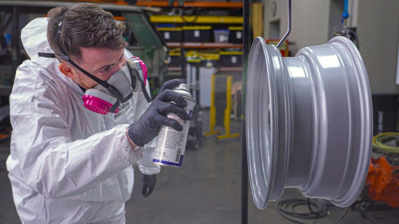 &iexcl;Restauramos esta rueda cl&aacute;sica usando solo latas de pintura en aerosol!