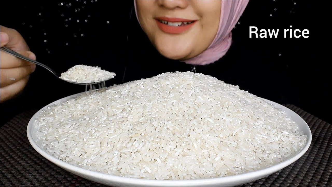 ASMR RAW RICE EATING || RAW RICE || MAKAN BERAS MENTAH MERK GENTONG REZKI  PAKE SENDOK
