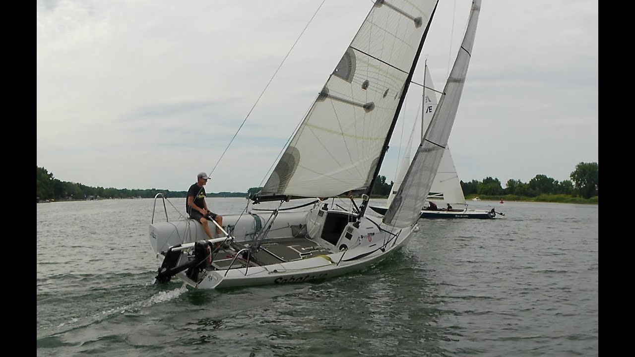 Deux  Etchells et un Viper 830 le long des îles de Boucherville