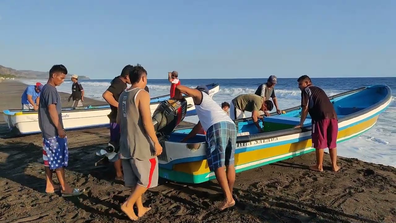 Mira como se ganan la vida los Salvadoreños en BARRA SALADA 🇸🇻