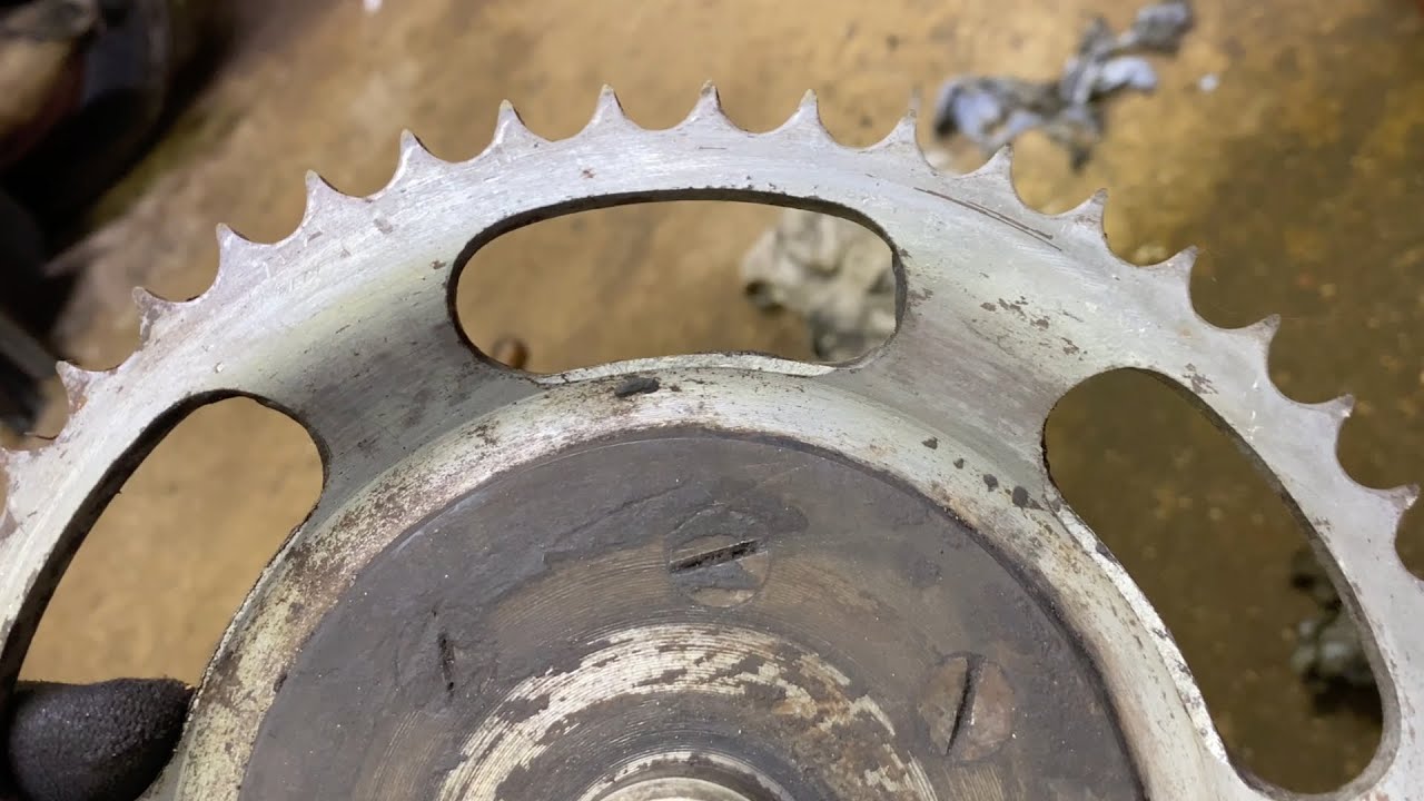 Old Italian shed find 1950s Moto Guzzi motorcycle - sorting brakes, chain tensioning system I Part 8