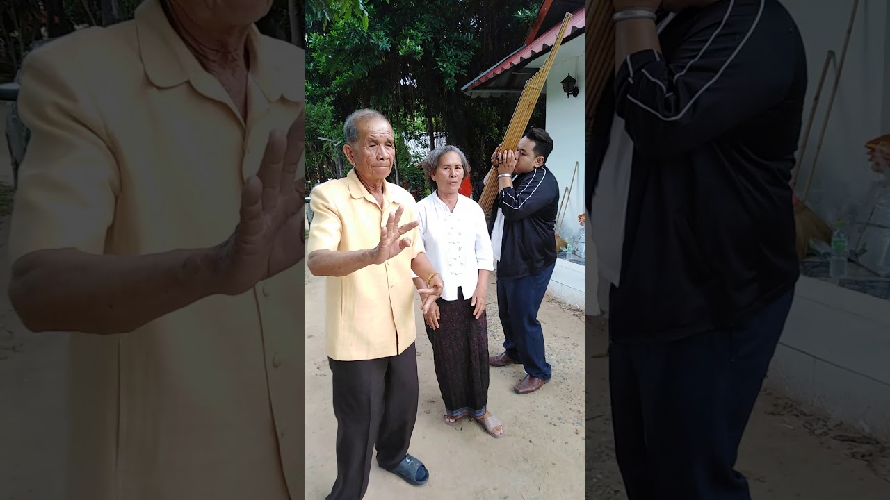 แม่หมอลำสุวรรณ​ ปากคม​ ลำกลอนเกี้ยวม้วนๆครับ