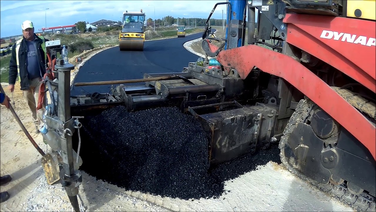 Układanie masy bitumicznej na drodze  równoległej DR05 w km 66+400.