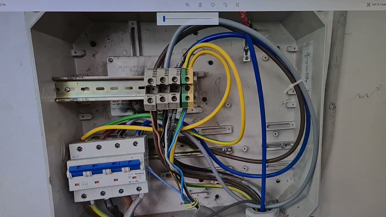 Tablou electric ce alimenteaza o hala de productie.Vede cineva un este PE-ul?