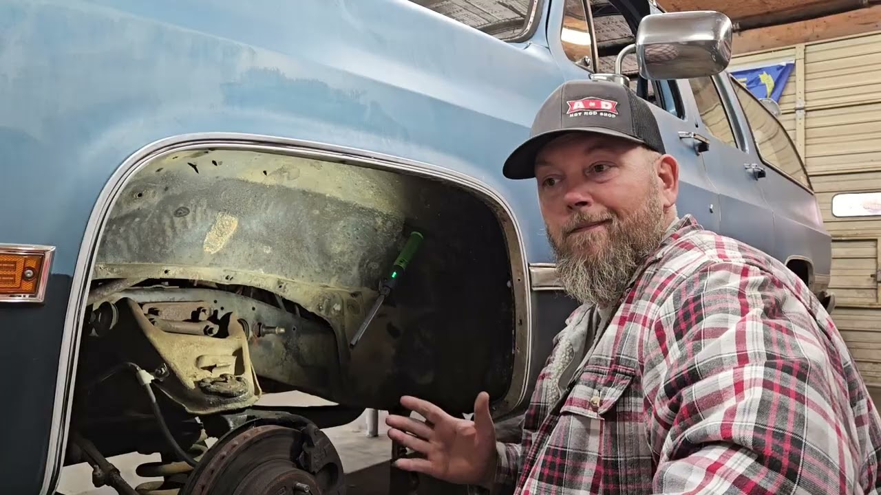 Занижение подвески Chevrolet Suburban 1984 года выпуска.