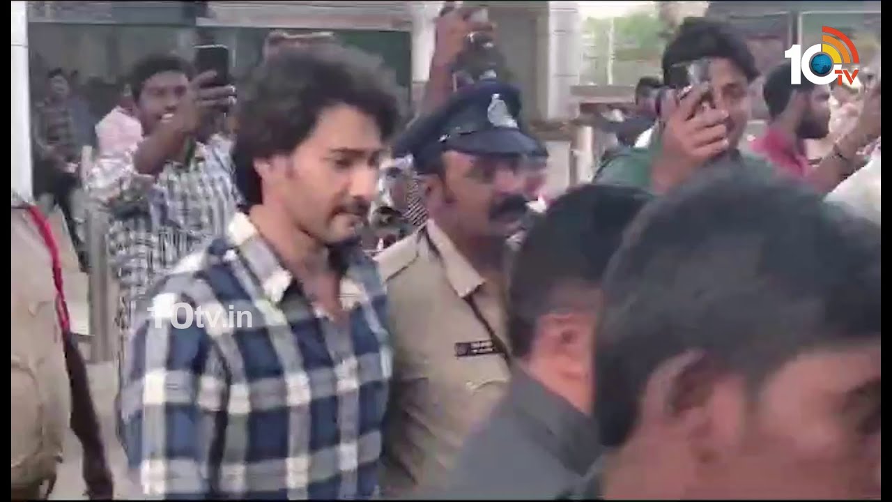 Mahesh Babu And Guntur Kaaram Movie Team At Gannavaram Airport | Trivikram Srinivas | 10TV Ent