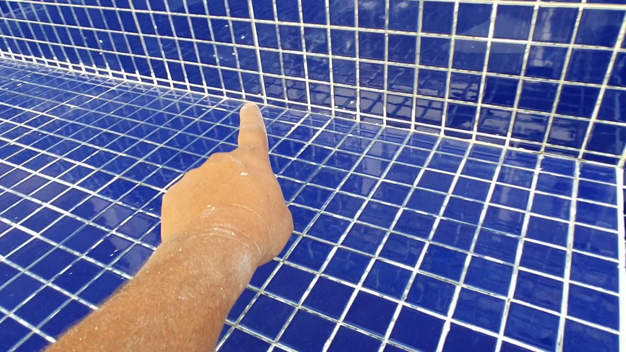 Piscina com pastilha Atlas com ótima paginação