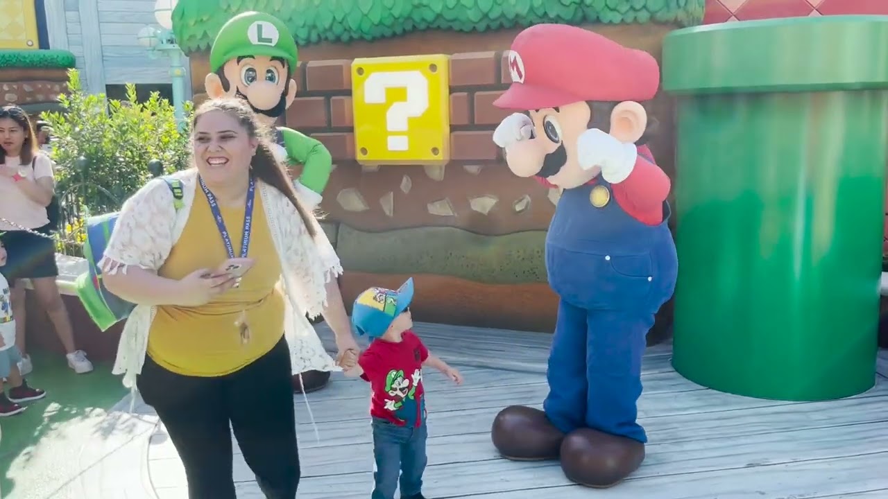Mario and Luigi meet and greet | Mario and Luigi gave their fans a warm embrace! Universal Studios