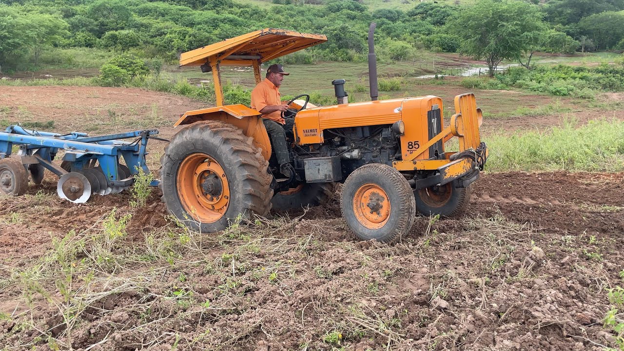Esse terreno ainda tava encharcado em alguns pontos,o trator Valmet 85id quase se atolou