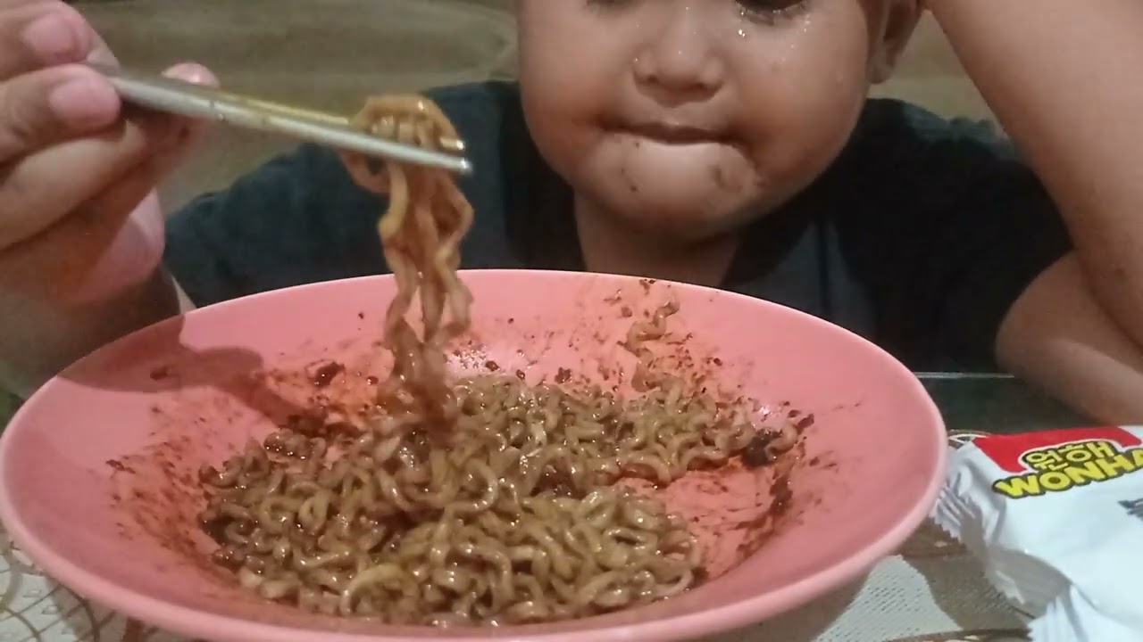 Nyobain mie karna iklan di tv ❌.    Nyobain mie karna liat Fuji makan mie ✅