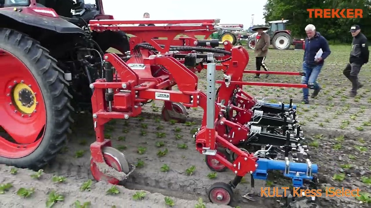 Primeur Oliver Optyma tijdens demo in de rij schoffelen