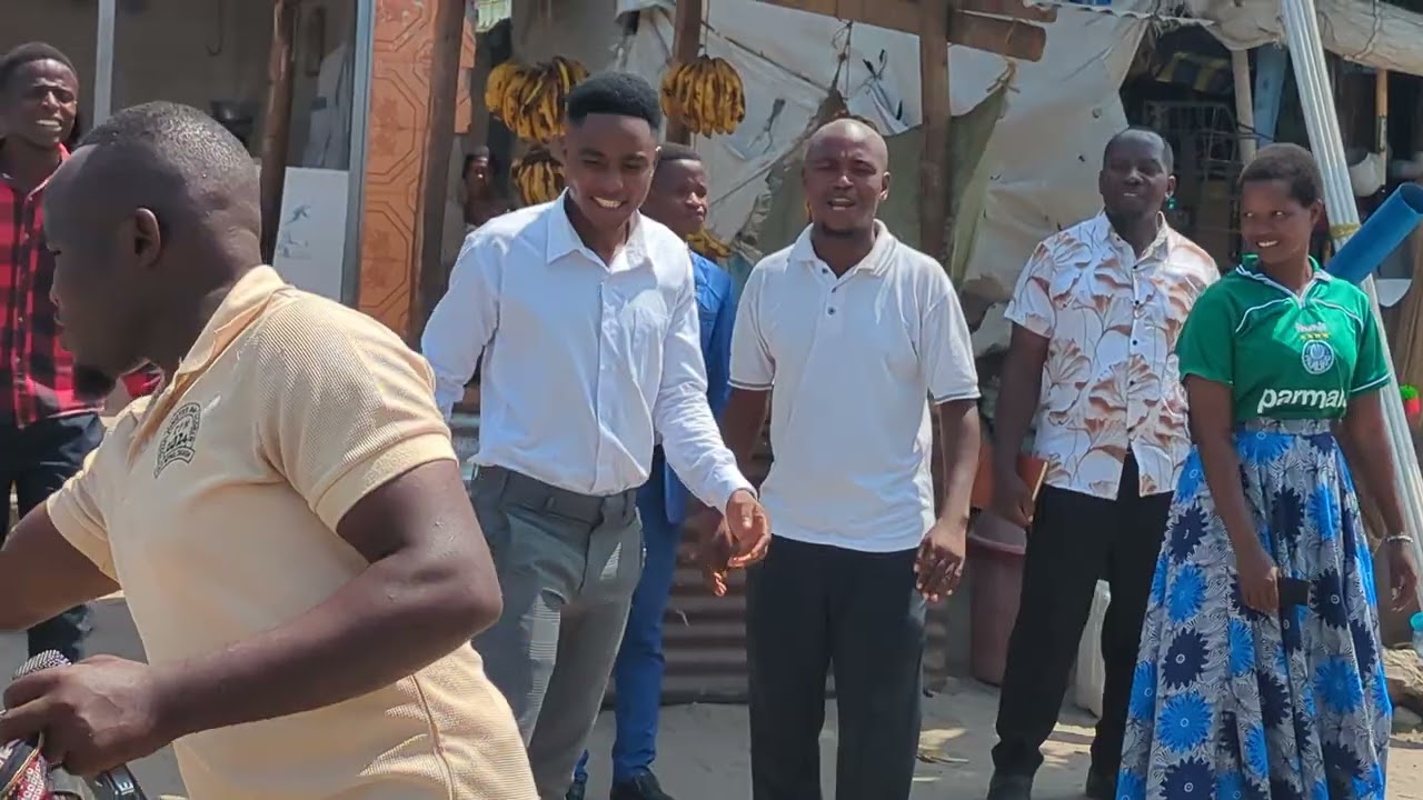 Brother Laurent aianikiA WAKATI wa injili mtaani