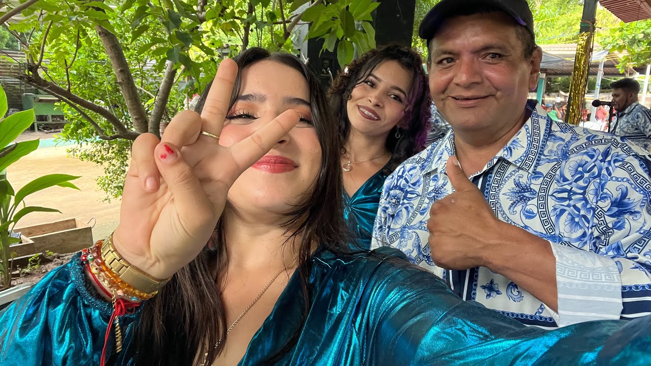 Mira como lo goza la cumpleañera Flor 🌹 iniciando el baile con Atardecer Tropical💃🏻🕺🏻🎻🎤🎤