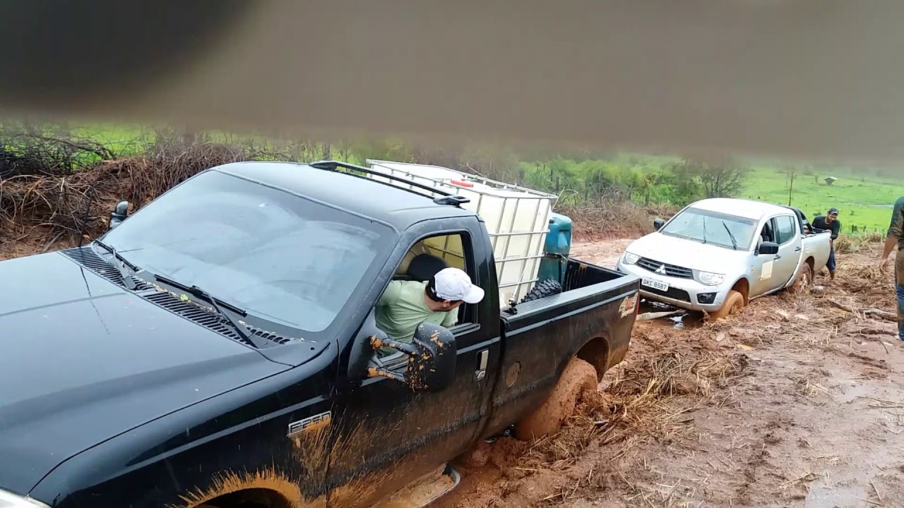 F-250 tirando a triton no barro
