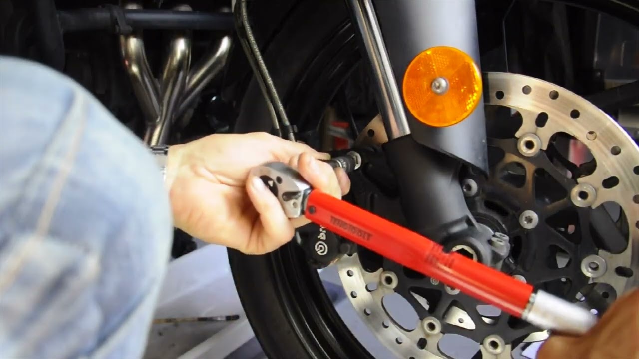 Cambio de pastillas de freno delanteras en una Triumph Tiger 800 XRX