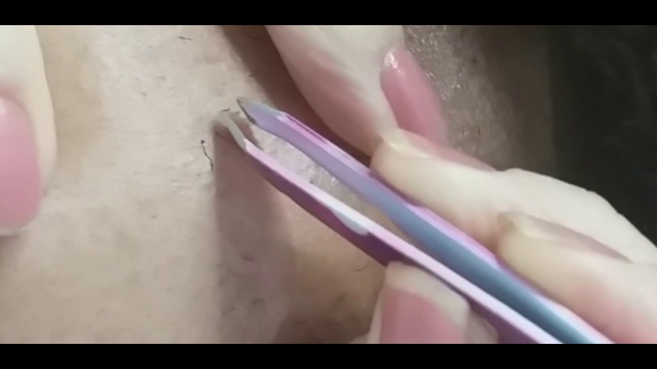 Tirando a barba na pinça.