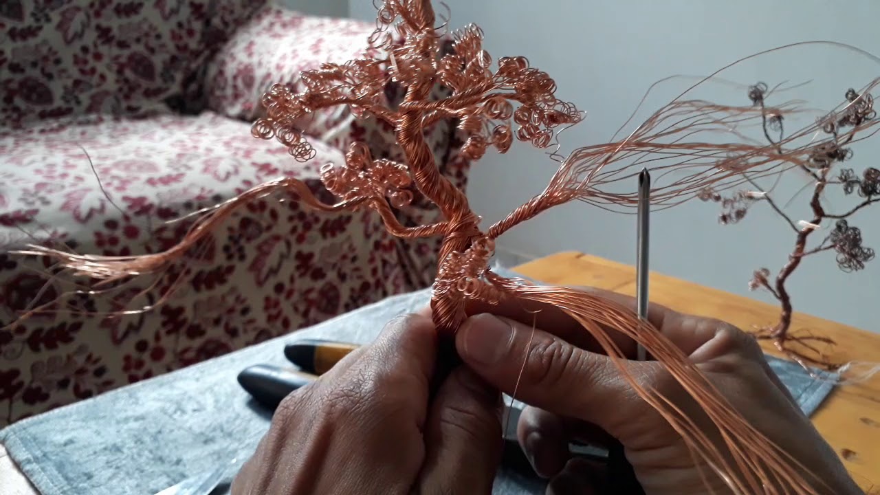 Mini árvore  com fios de cobre