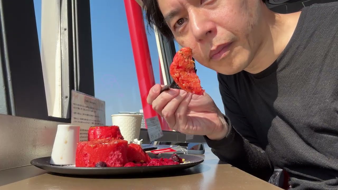 神戸ポートタワー回転カフェで赤いフレンチトーストタワーを食べる