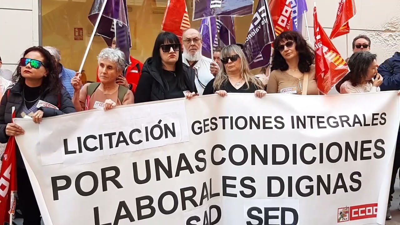 CONCENTRACIÓN  ALICANTE PUERTA EN LA  OFICINA DEL CUIDADOR 
